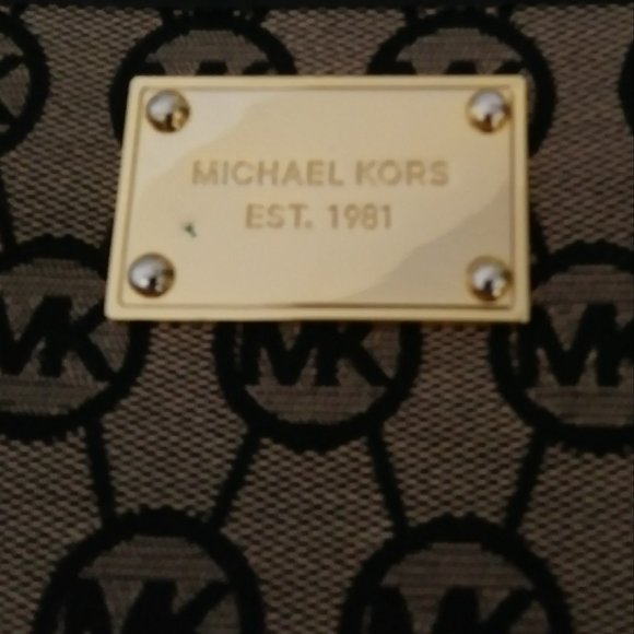 Michael Kors Signature Jet Set Tan  Long Zip Around Wallet - Picture 7 of 15